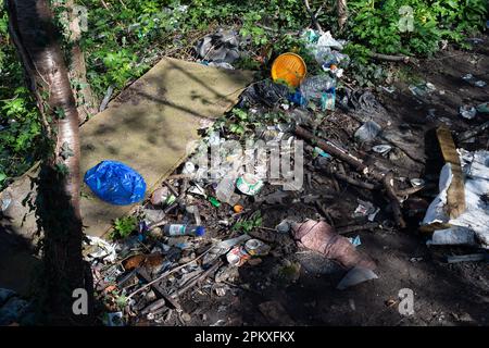 Slough, Berkshire, Regno Unito. 4th aprile 2023. Fly-tipping e cucciolata a sinistra presso il Canal Grande Union a Slough. Il governo ha annunciato misure più severe per coloro che sono stati condannati per comportamenti antisociali, tra cui il flytipping illegale. Credito: Maureen McLean/Alamy Foto Stock