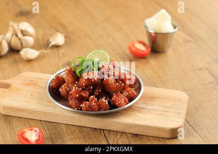 Yangnyeom Chicken, Korean Spicy Sweet e Sour Chicken con pasta di Gochujang, Miele e limone Foto Stock