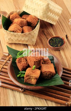 Tahu Sumedang. Popolare Street Food di Deep Fried Bean Cord tofu da Sumedang, West Java. Foto Stock