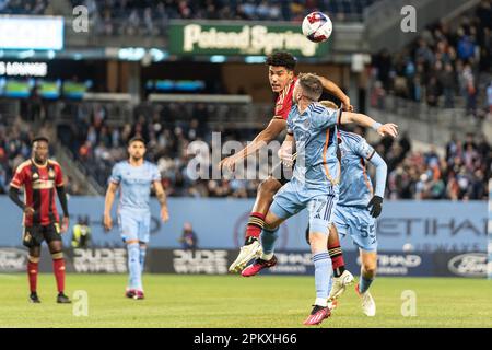 New York, New York, Stati Uniti. 8th Apr, 2023. Matias Pellegrini (17) di NYCFC e Caleb Wiley (26) di Atlanta United combattono per la palla aerea durante la regolare partita di stagione MLS allo Yankee Stadium il 8 aprile 2023. La partita si è conclusa nel 1 - 1 pareggio (Credit Image: © Lev Radin/Pacific Press via ZUMA Press Wire) SOLO PER USO EDITORIALE! Non per USO commerciale! Foto Stock