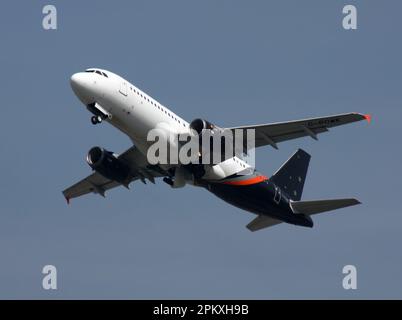 Un Airbus A320 della compagnia aerea sub-charter Titan Airways parte dall'aeroporto Gatwick di Londra Foto Stock