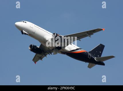 Un Airbus A320 della compagnia aerea sub-charter Titan Airways parte dall'aeroporto Gatwick di Londra Foto Stock