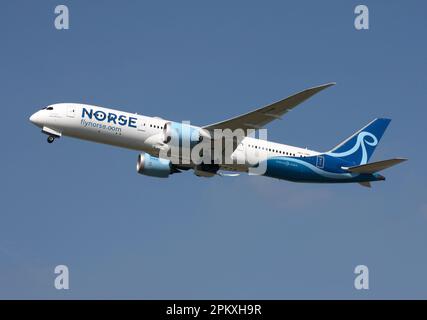 Un Boeing 787-9 Dreamliner della Norse Atlantic Airways UK parte dall'aeroporto Gatwick di Londra Foto Stock