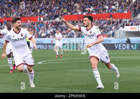 Bergamo, Italia. 8th Apr, 2023. Italia, Bergamo, aprile 08 2023: Nicola Sansone (attaccante Bologna) segna e celebra il 1-0° gol a 49' durante la partita di calcio ATALANTA vs BOLOGNA, Serie A Tim 2022-2023 day29 Gewiss Stadium (Credit Image: © Fabrizio Andrea Bertani/Pacific Press via ZUMA Press Wire) SOLO PER USO EDITORIALE! Non per USO commerciale! Foto Stock