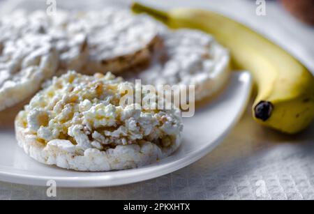 Panino con formaggio di ricotta, miele e banana su un pane dietetico. Mangiare sano Foto Stock