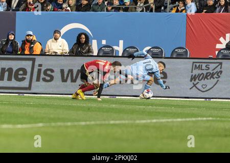 New York, New York, Stati Uniti. 8th Apr, 2023. Santiago Rodriguez (10) di NYCFC e Brooks Lennon (11) di Atlanta United combattono per la palla durante la regolare partita di stagione MLS allo Yankee Stadium il 8 aprile 2023. La partita si è conclusa nel 1 - 1 pareggio (Credit Image: © Lev Radin/Pacific Press via ZUMA Press Wire) SOLO PER USO EDITORIALE! Non per USO commerciale! Foto Stock