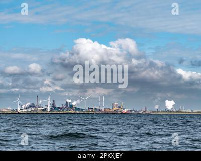 Industria pesante dell'acciaio Tata che utilizza energia fossile per la produzione di acciaio, IJmuiden, Paesi Bassi Foto Stock