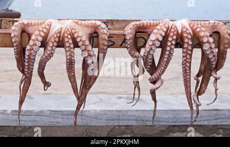 I calamari appesero ad asciugare nel porto di Naoussa, Paros, Cicladi, Grecia Foto Stock