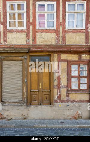 Vecchia casa a graticcio a Quedlinburg, fatiscente Foto Stock