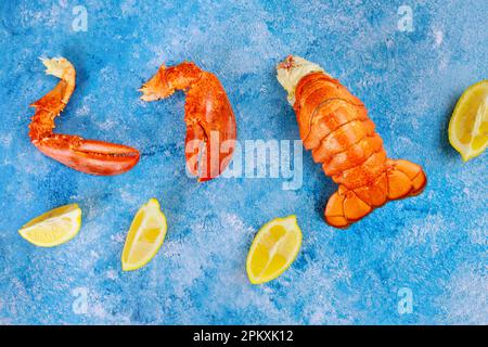 Sul tavolo, gourmet di aragosta appena cucinata con limone è uno dei piatti più deliziosi Foto Stock