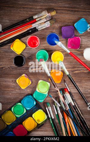 Utilizzate diverse spazzole, colori e acquarelli Foto Stock