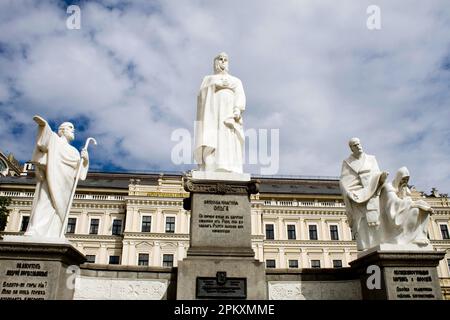 Monumento alla principessa Olga, Monumento alla principessa Olga, St Andrea Apostolo e Missionari Cirillo e Metodio, S. Piazza Michele, Kiev, Ucraina Foto Stock