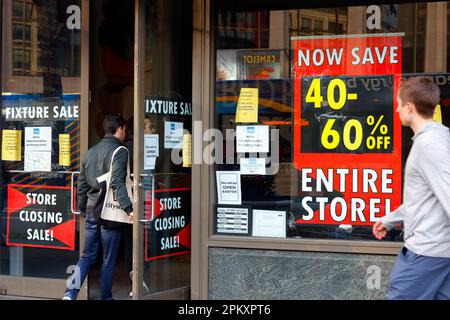 Persone che camminano oltre Bed Bath & Beyond negozio chiudere la segnaletica di vendita in un negozio al dettaglio nel Upper West Side di Manhattan, New York, 26 marzo 2023. Foto Stock