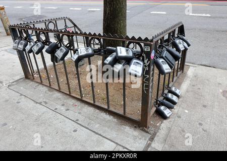 Decine di cassette di sicurezza e cassette di sicurezza per il servizio di PET sitter, check-in self-service per gli ospiti, chiuso a una piantatrice di alberi nel Manhattan's East Village a New York. Foto Stock