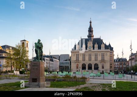 Statua del generale Daumesnil e municipio di Vincennes, Francia. Vincennes è un comune situato nel dipartimento della Valle della Marna nella regione Île-de-France Foto Stock