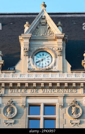 Particolare del municipio di Vincennes, Francia, con un segno 'Città di Vincennes' scritto in francese Foto Stock