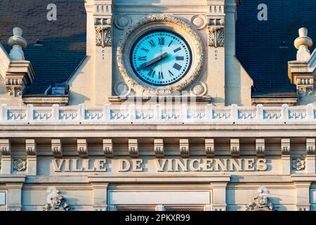 Particolare del municipio di Vincennes, Francia, con un segno 'Città di Vincennes' scritto in francese Foto Stock