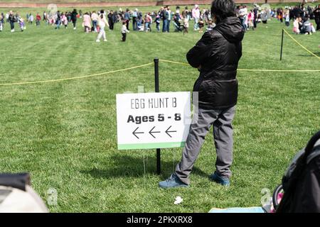 New York, Stati Uniti. 08th Apr, 2023. I bambini e i loro genitori e nonni partecipano alla caccia alle uova nei Parade Grounds di Governors Island a New York prima della domenica di Pasqua. Questa è stata la prima volta che la caccia all'uovo di Pasqua si teneva a Governors Island. Dopo che i capretti di tutte le età da 2 a 8 hanno raccolto le uova di legno hanno potuto scambiarli per i sacchetti delle caramelle. Ai bambini è stato offerto di dipingere anche le uova. (Foto di Lev Radin/Pacific Press) Credit: Pacific Press Media Production Corp./Alamy Live News Foto Stock