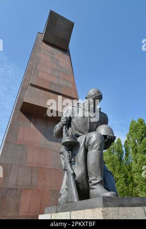 Lutto Soldato, Soviet Memorial, Treptow, Berlino, Germania Foto Stock