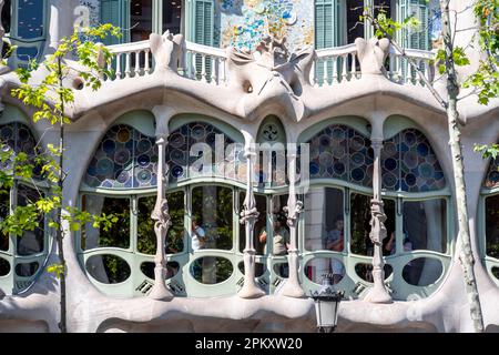 Finestre colorate ricurve, facciata decorata di Casa Batllo di Antoni Gaudi, Passeig de Gracia, Barcellona, Catalogna, Spagna Foto Stock