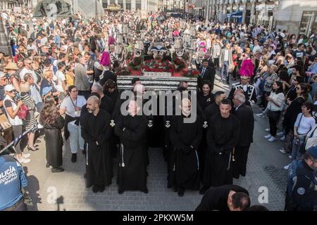 Madrid, Madrid, Spagna. 8th Apr, 2023. La processione di la Soledad, l'ultima della settimana Santa nella capitale, è passata per il centro di Madrid. Lo ha fatto verso il suo tempio, la Chiesa di Las Calatravas, da dove ha lasciato intorno alle 4 del pomeriggio. È stato il momento più atteso dai fedeli in questo pomeriggio del Sabato Santo. L'incontro tra la Virgen de la Soledad e il Cristo reclinante. Si è verificato nella Plaza de la Villa.at 4:30:00 sul punto, il Cristo reclinante accompagnato dai tamburi della Fratellanza della schiavitù di Gesù il Nazareno di Saragozza le Foto Stock