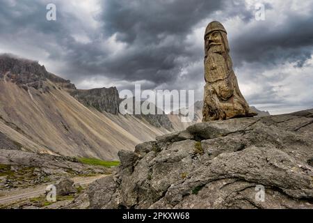 Sculture in legno presso il Viking Village di Hornshoefn Islanda Foto Stock