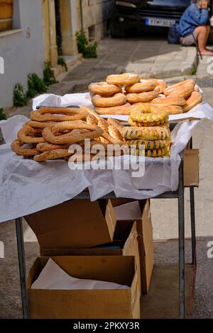 venditore di strada che vende tradizionali anelli di pane greco Foto Stock