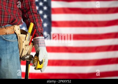 Lavoratore in guanti e cintura portautensili con indicatore di misura su di noi sfondo Labor Day mockup Foto Stock