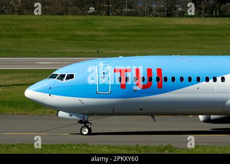TUI Boeing 737-8MAX tassare all'aeroporto di Birmingham, Regno Unito (G-TUMK) Foto Stock