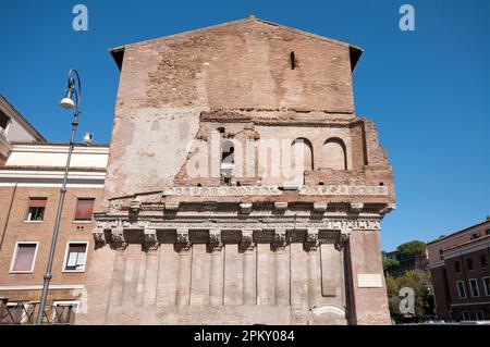 La medievale Casa dei Crescenzi (11th-12th) all'angolo tra via di Ponte Rotto e via Luigi Petroselli, Roma, Italia Foto Stock