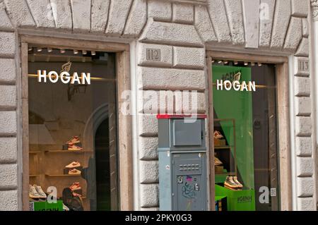 Negozio di moda Hogan negozio di vetrine borse vestiti e scarpe in mostra in vendita casa di moda Hogan. Bari regione Puglia Puglia Italia meridionale Euro Foto stock Alamy