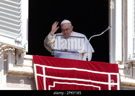 10 aprile 2023 - PAPA FRANCESCO consegna la preghiera di Regina Caeli in S. Piazza Pietro in Vaticano - Città del Vaticano - © EvandroInetti via ZUMA Wire (Credit Image: © Evandro Inetti/ZUMA Press Wire) SOLO PER USO EDITORIALE! Non per USO commerciale! Foto Stock