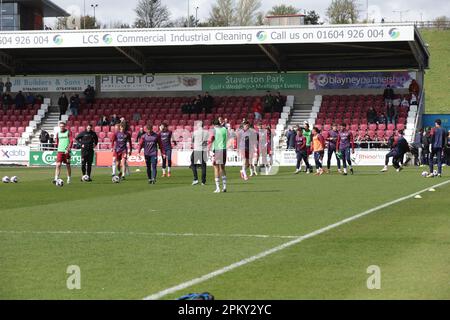 Northampton, Regno Unito. 10th aprile 2023. I giocatori di Northampton si scaldano prima della partita della Sky Bet League 2 tra Northampton Town e Gillingham al PTS Academy Stadium di Northampton lunedì 10th aprile 2023. (Foto: John Cripps | NOTIZIE MI) Credit: NOTIZIE MI & Sport /Alamy Live News Foto Stock