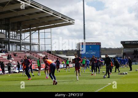 Northampton, Regno Unito. 10th aprile 2023. I giocatori di Northampton si scaldano prima della partita della Sky Bet League 2 tra Northampton Town e Gillingham al PTS Academy Stadium di Northampton lunedì 10th aprile 2023. (Foto: John Cripps | NOTIZIE MI) Credit: NOTIZIE MI & Sport /Alamy Live News Foto Stock