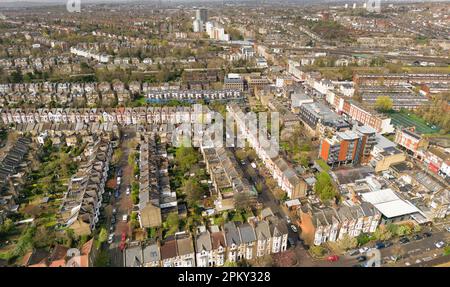 Kilburn è un quartiere multiculturale situato sulla trafficata Kilburn High Road, Brent e Camden, Londra Foto Stock