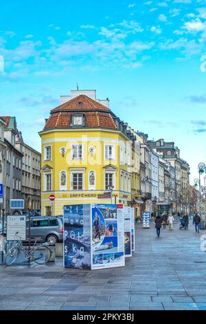 Vista di via Krakowskie Przedmiescie, una parte bella, elegante e storica della strada reale, Varsavia, Polonia. Foto Stock