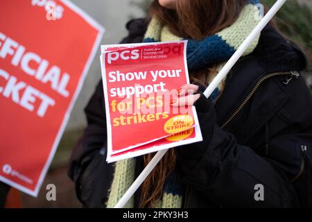 Funzionari pubblici del PCS (Public and Commercial Services Union), su una linea di picket ufficiale al di fuori degli uffici del DEFRA (Dipartimento per l'ambiente, Foto Stock