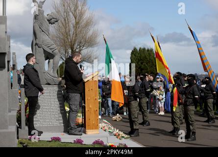 Un oratore legge la proclamazione della Repubblica irlandese durante una parata repubblicana dissidente nella zona di Creggan a Londonderry il lunedì di Pasqua. Le autorità hanno aumentato le misure di sicurezza in risposta alle sfilate non notificate che si tengono a Derry. Data immagine: Lunedì 10 aprile 2023. Foto Stock