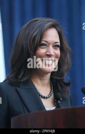 Un'immagine verticale del Vice Presidente degli Stati Uniti Kamala Harris in un ambiente professionale Foto Stock