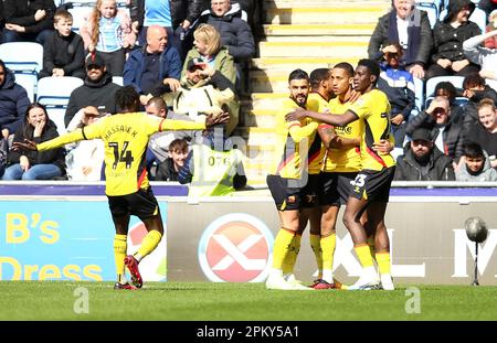 Joao Pedro (secondo a destra) di Watford celebra il primo goal del gioco con i compagni di squadra durante lo Sky Bet Championship presso la Coventry Building Society Arena di Coventry. Data immagine: Lunedì 10 aprile 2023. Foto Stock