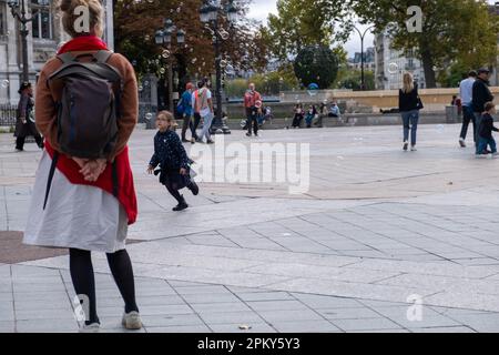 Momenti di gioia: I bambini si divertono in una Street Soap Bubble Party a Parigi Foto Stock