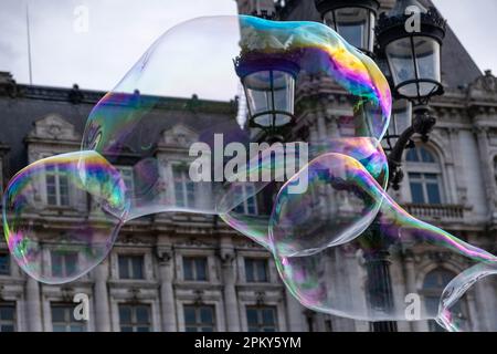 Gigantesca bolla di sapone con palo luminoso e vecchio edificio sullo sfondo Foto Stock