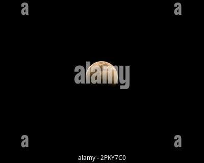Luna piena nel cielo notturno parzialmente coperto di nuvole Foto Stock