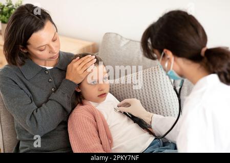 Triste donna millenaria calma adolescente ragazza europea, che soffre di malattia, il medico ascolta la respirazione Foto Stock