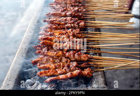 Sate Ayam o Chicken Satay, un delizioso satay tradizionale indonesiano Foto Stock