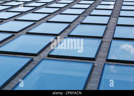 Guardando in alto al 1 John Street: Il pannello di cemento e la parete di vetro della tenda fanno motivi di arresto in questo edificio di appartamenti lungo il fiume nel DUMBO di Brooklyn. Foto Stock