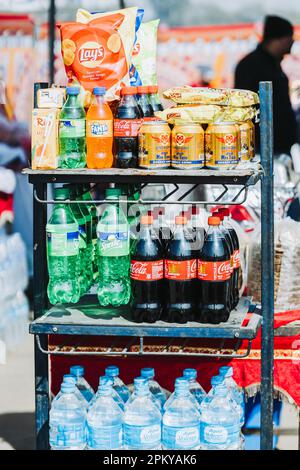 Kathmandu, Nepal - Jan 22nd 2023: Mix Soft Drinks coke Fanta Sprite Redbull ecc tenuto in vendita nel Concerto a Tudikhel. Foto Stock