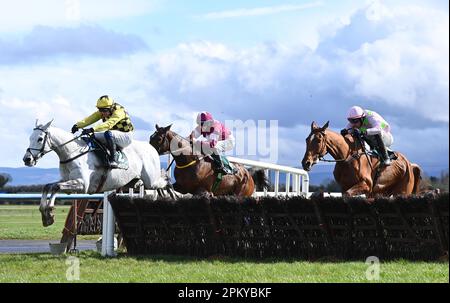 Asterion Fellonge guidato da Paul Townend (a sinistra) vincere il Rathbarry e Glenview stoes ostacoli all'ippodromo Fairyhouse nella contea di Meath, Irlanda. Data immagine: Lunedì 10 aprile 2023. Foto Stock