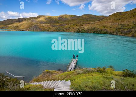 Due persone che pescano al lago Pehoe, al Parco Nazionale Torres del Paine, Foto Stock