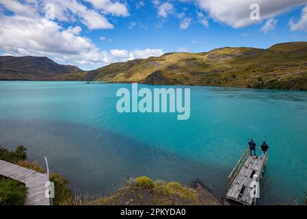 Due persone che pescano al lago Pehoe, al Parco Nazionale Torres del Paine, Foto Stock